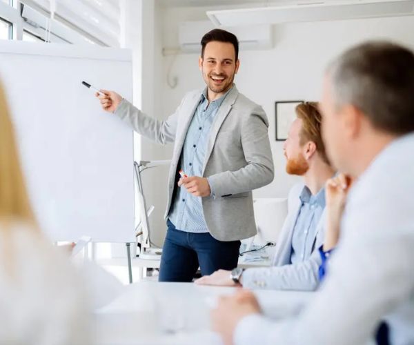                            إعداد ومتابعة المشاريع البحثية